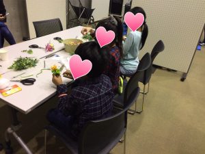 <p>お花の選択にバリエーションを設けていたのですが、お花を選ぶのに迷う子どもがいなかったのには驚きました!(大きなお花1輪で作るor中サイズのお花と小さなお花の2輪で作るor小さなお花3輪にするという選択)</p>
<p><br />沢山ある職場体験の中で選んできていただいただけあって一人ひとりの色の取り合わせのセンスに驚きの連続でした(O_O)</p>