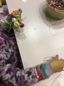 <p>プリザーブドフラワーを使って、小さな花束作りをしていただきました。内容は難しかったとは思いますが40分の中でも上手になっていくのがわかりました(^｡^)<br /><br /></p>